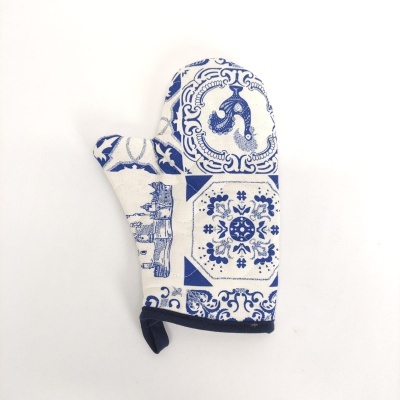 Luva de forno azul e branca com padrão de azulejos