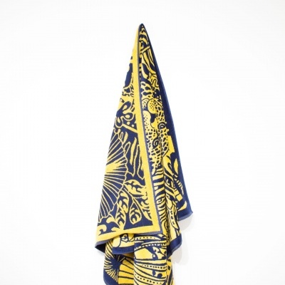 Toalha pendurada com padrão decorativo amarelo e azul