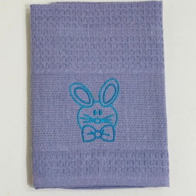 toalha lilás com bordado de coelho azul