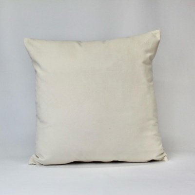 Almofada quadrada creme sobre fundo branco