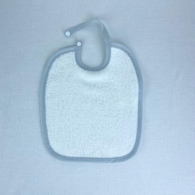 Babete de bebê branco com borda cinza e fecho de velcro