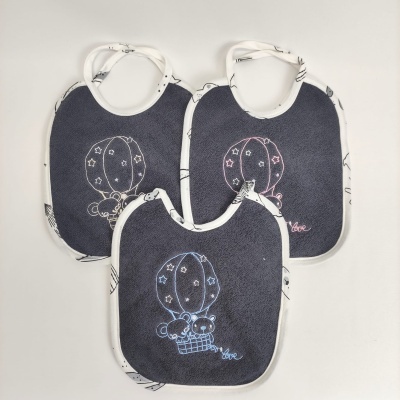 Três babetes cinza escuro com bordas brancas e desenho de urso num balão colorido