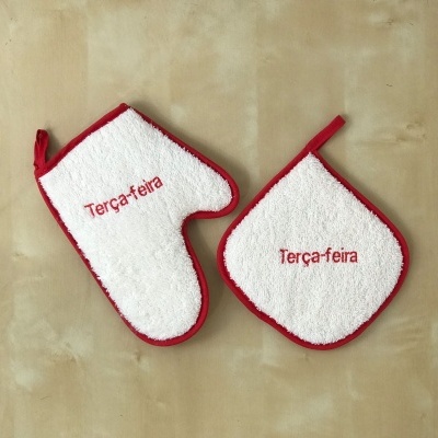 Luva e pega para forno brancas com bordas vermelhas e texto 'Terça-feira' bordado em vermelho