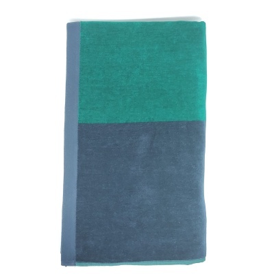 Toalha de praia verde e azul dobrada