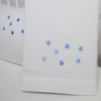 Lençóis brancos com estrelas azuis bordadas