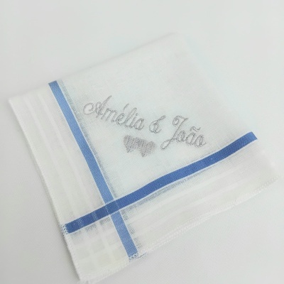 Lenço branco com bordado Amélia & João e riscas azuis
