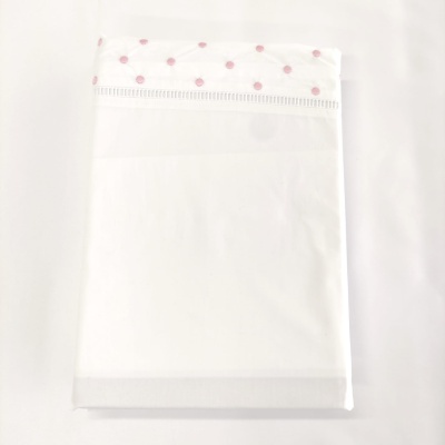Lençol branco com borda de bolinhas cor-de-rosa e renda