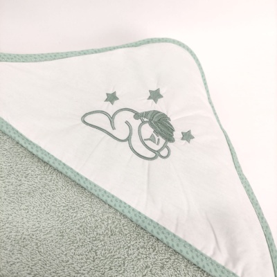 Toalha de banho de bebé branca e verde com bordado de urso e estrelas