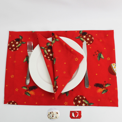 Jogo americano e guardanapo de tecido vermelho com padrão natalício