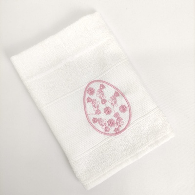 Toalha branca com bordado oval rosa de flores