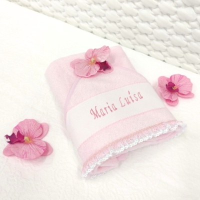 Toalha rosa bordada com o nome Maria Luísa e flores artificiais rosas
