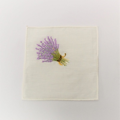Guardanapo branco com bordado de lavanda colorida