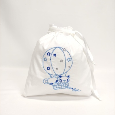 Saco de tecido branco com ilustração azul de balão e ursos