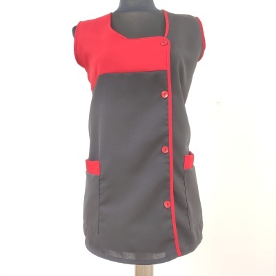 vestido preto e vermelho com botões frontais e bolsos