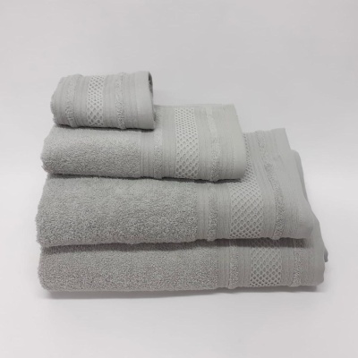 Conjunto de quatro toalhas cinzentas com padrão decorativo contra fundo branco