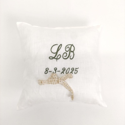 Almofada branca com bordado verde e renda bege