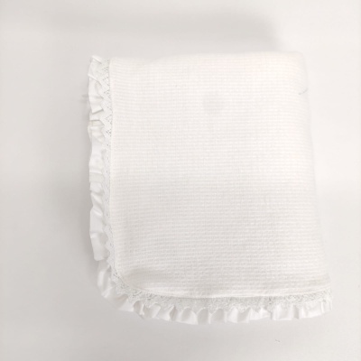 Toalha branca com folho delicado sobre fundo branco