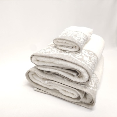 Conjunto de toalhas brancas com padrão cinza claro