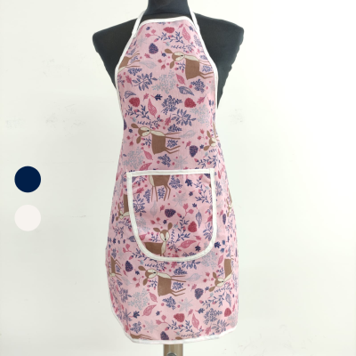 Avental cor-de-rosa com padrão de cervos e flores, bolsos frontais, em manequim preto.