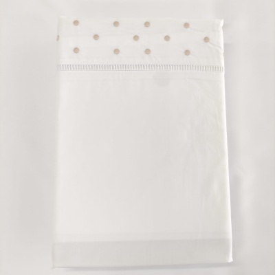 Lençol branco com detalhe decorativo em círculos bege no topo