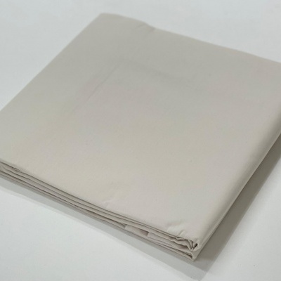 Lençol cinza claro dobrado sobre superfície branca