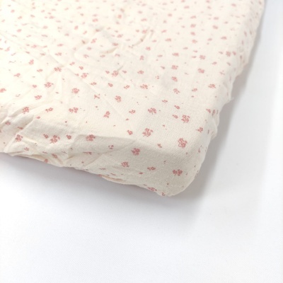 Capa de colchão bege claro com flores rosas