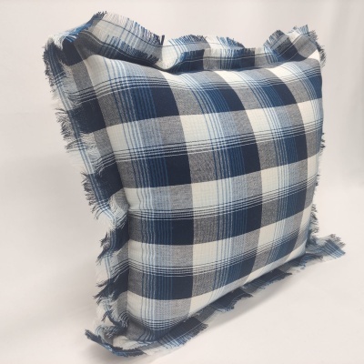 Almofada quadrada azul e branca com padrão xadrez e bordas desfiadas