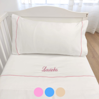 Conjunto de roupa de cama branca com linhas cor-de-rosa e bordado Laurinha