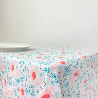 Toalha de mesa floral com prato branco