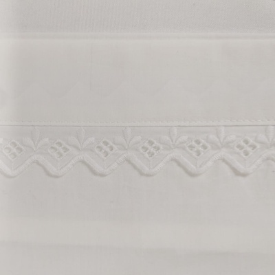 Toalha branca com bordado floral branco na borda