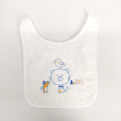 Babete branco com bordado de gato, pássaro e caracol