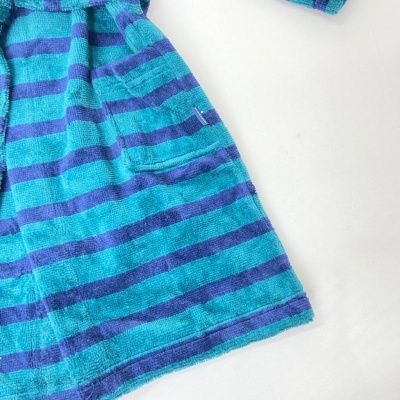Robe de banho azul claro e azul escuro às riscas com bolso