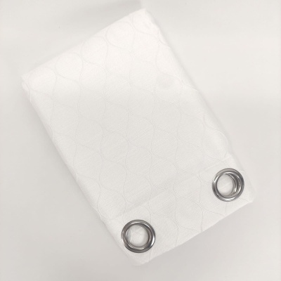 Pano branco com padrão geométrico e dois ilhós metálicos prateados