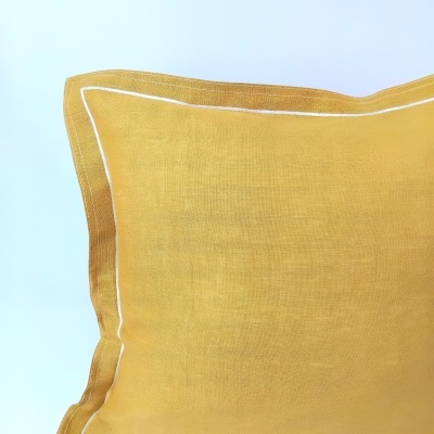 Almofada quadrada amarela com bordas brancas em tecido linho