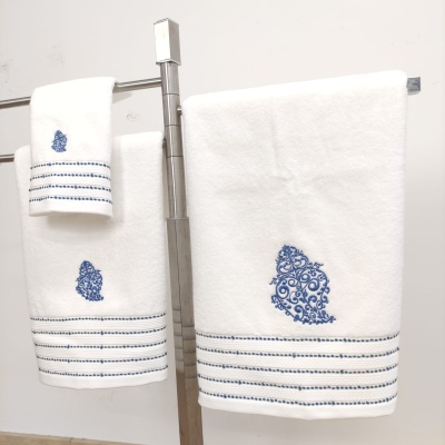 Conjunto de toalhas brancas com bordado azul e linhas horizontais