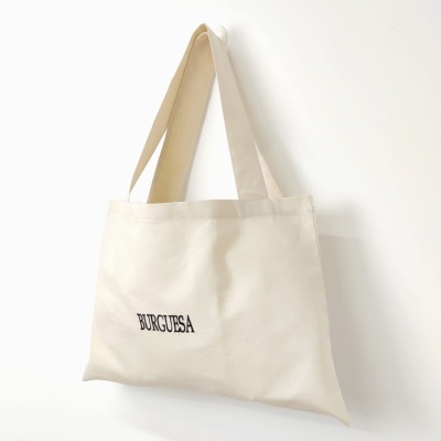 Saco de tecido branco com texto BURGUESA