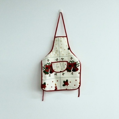 Avental de cozinha branco com sinos vermelhos e detalhes em vermelho