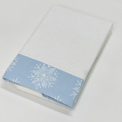 Toalha branca com borda azul clara e flocos de neve brancos