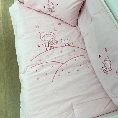 Colchão de bebé cor de rosa claro com padrão bordado de menina com capuz e passarinho