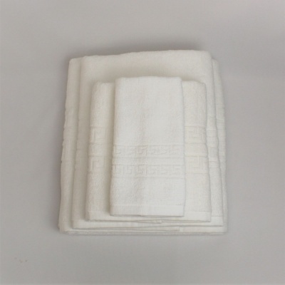 Conjunto de toalhas brancas com padrão geométrico