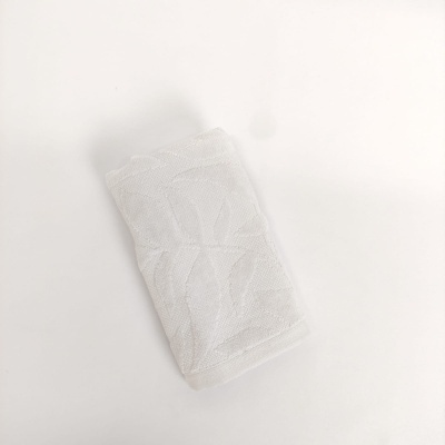 tecido branco com padrão floral em relevo