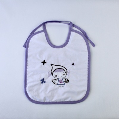 Babete branco com borda lilás e desenho bordado de criança com capuz e flores