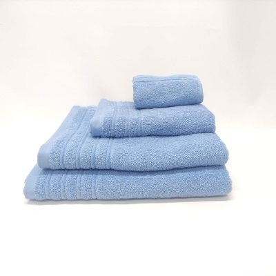 conjunto toalhas banho azuis empilhadas tecido felpudo bordas lisas