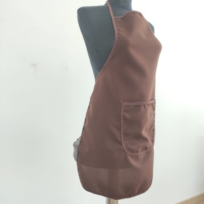 Avental castanho com bolso frontal num manequim preto