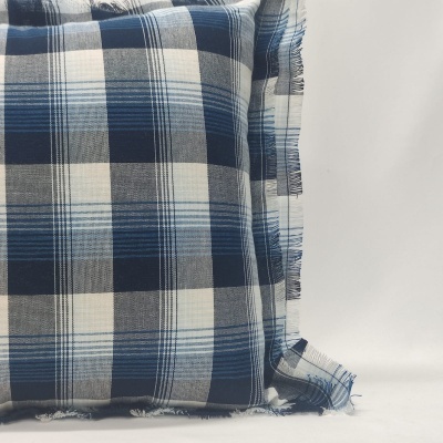 Três almofadas quadradas xadrez azul cinza branco com bordas desfiadas