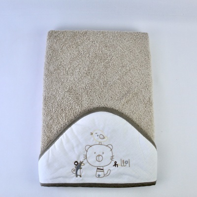 Toalha de bebé bege com capuz branco e bordados de animais