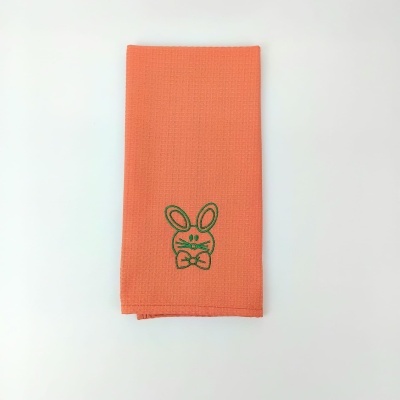 Guardanapo laranja com bordado de coelho verde