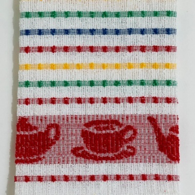 Pano de cozinha branco com riscas coloridas e padrão vermelho de chávenas e bule