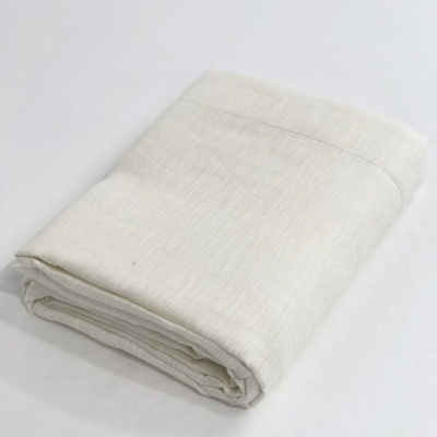 Pano de linho branco dobrado com costura