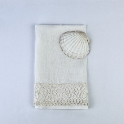 Guardanapo branco de tecido com renda creme e concha marinha